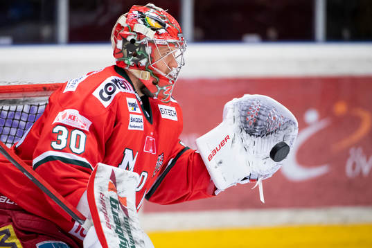 Modos målvakt Anthony Peters värmer upp