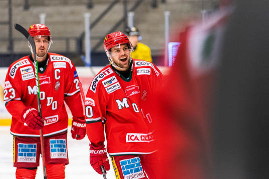 Modos Daniel Sylwander jublar med målskytten till 4-1