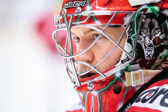 Modos målvakt Anthony Peters värmer upp