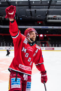 Modos Johan Harju jublar
