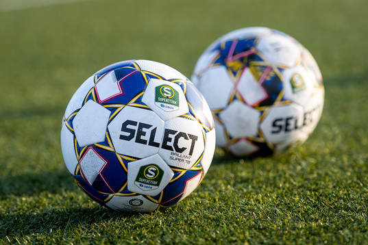 Fotbollar med Superettan-logo ligger på gräset