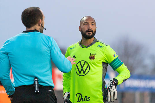 Östersunds målvakt Aly Keita reagerar mot publiken