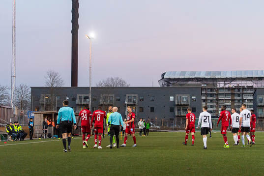 Spelarna ombeds lämna plan av domarna