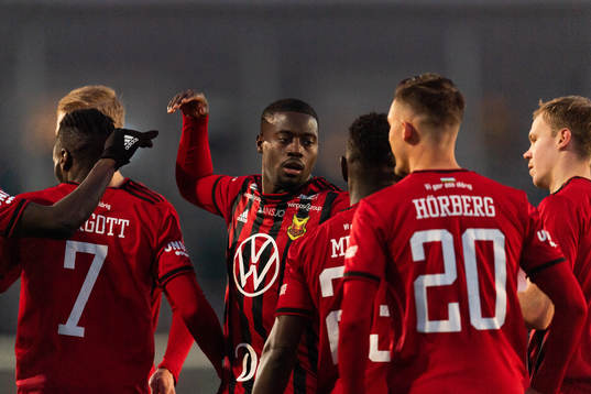 Östersunds Isak Ssewankambo jublar med lagkamrater