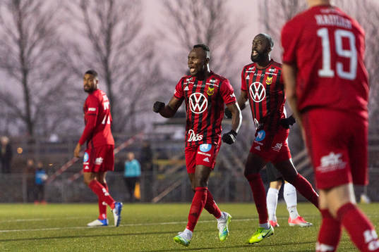 Östersunds Samuel Laryea Mensiro och Ronald Mukiibi jublar
