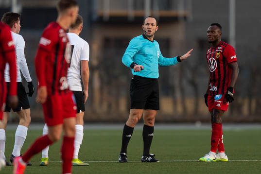 Domare Kaspar Sjöberg lugnar ner Östersunds Samuel Laryea