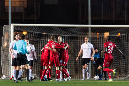 Östersunds Eirik Haugan jublar med lagkamrater