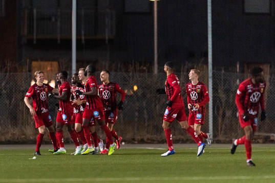 Östersunds Eirik Haugan jublar med lagkamrater