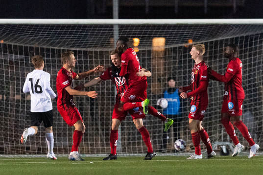 Östersunds Eirik Haugan jublar med lagkamrater
