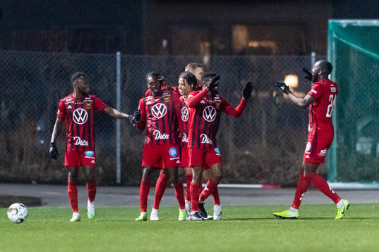 Östersunds Blair Sebastian Turgott jublar med lagkamrater