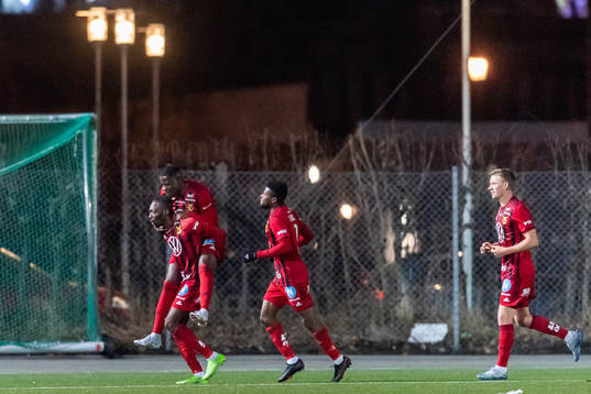 Östersunds Blair Sebastian Turgott jublar med lagkamrater