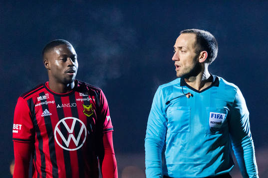 Östersunds Isak Ssewankambo samtalar med domare Kaspar