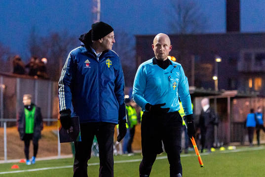 En representant från fotbollsförbundet med assisterande