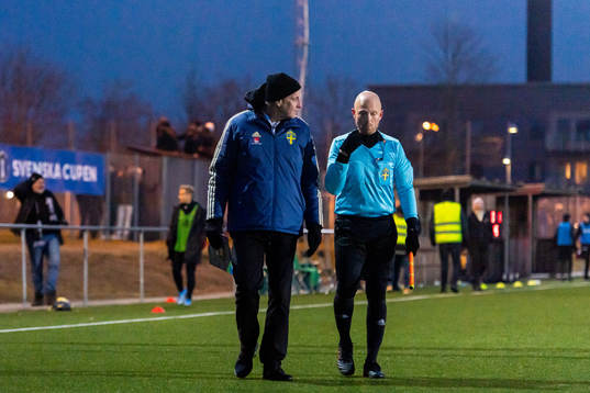 En representant från fotbollsförbundet med assisterande