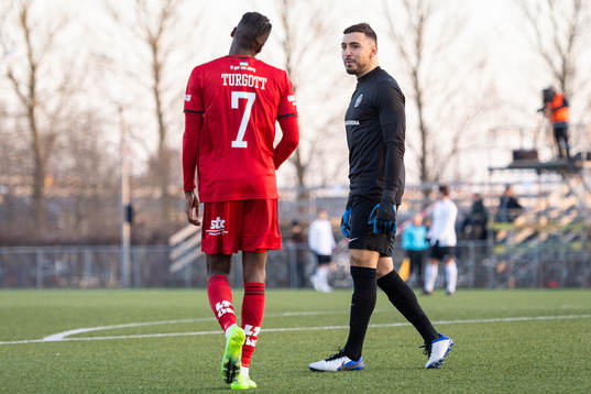 Landskronas målvakt Amr Kaddoura i samtal med Östersunds