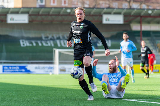 Västerås Emil Skogh och Malmö FFs Erdal Rakip