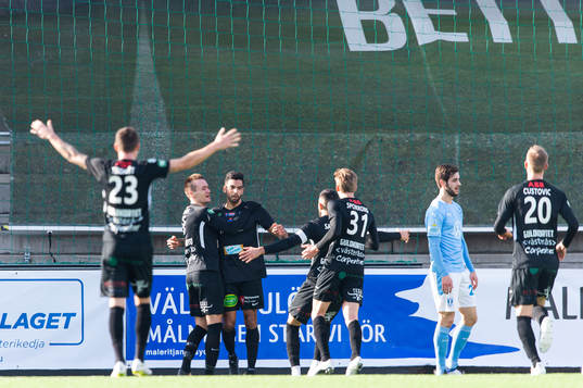 Västerås Pedro Ribeiro jublar med lagkamrater