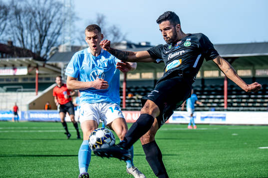 Västerås Pedro Ribeiro mot Malmö FFs Felix Beijmo