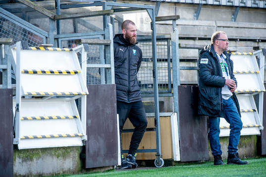 Malmö FFs Jo Inge Berget tittar på matchen från sidan