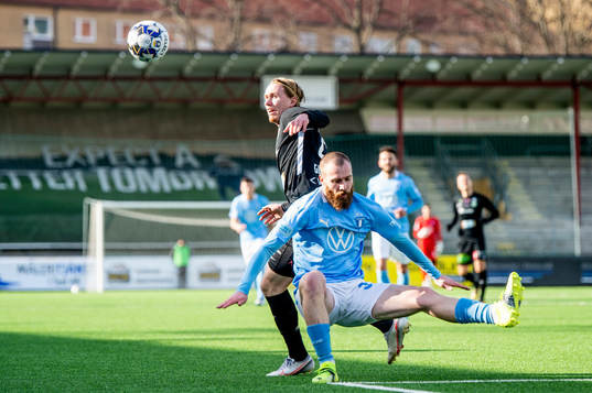 Västerås Emil Skogh mot Malmö FFs Jo Inge Berget