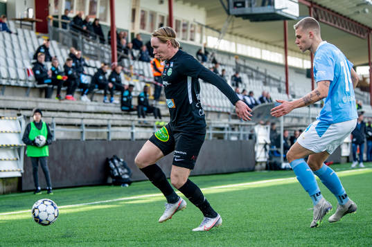 Västerås Emil Skogh mot Malmö FFs Felix Beijmo