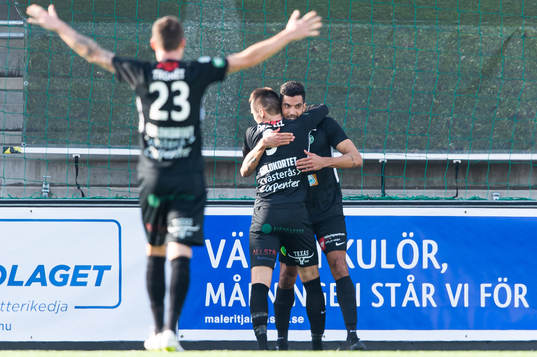 Västerås Filip Tronet jublar med Pedro Ribeiro