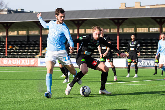 Malmö FFs Adi Nalic och Västerås Emil Skogh