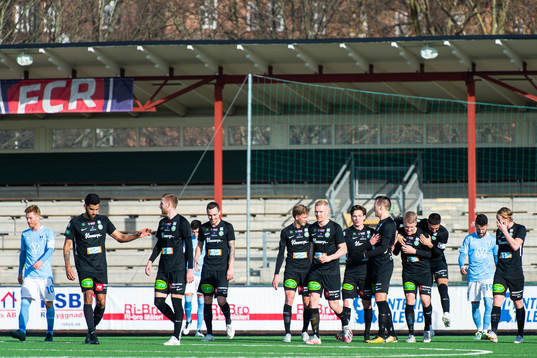 Västerås Simon Johansson jublar med lagkamrater