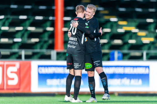 Västerås Kevin Custovic och Simon Johansson jublar