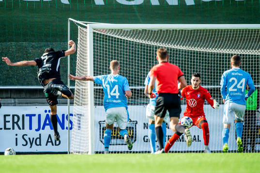 Västerås Pedro Ribeiro sätter bollen på Malmö FFs