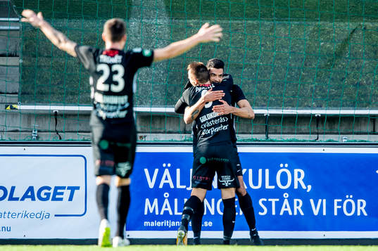 Västerås Pedro Ribeiro jublar med Viktor Prodell och