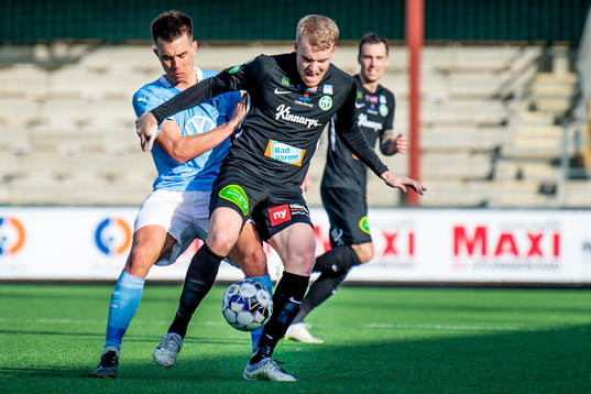 Malmö FFs Jonas Knudsen mot Västerås Simon Johansson