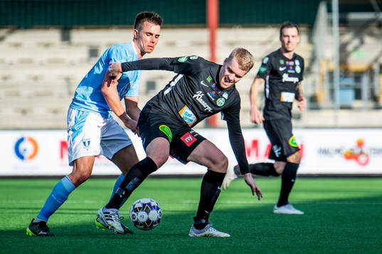 Malmö FFs Jonas Knudsen mot Västerås Simon Johansson