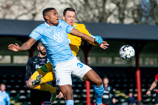 Malmö FFs Amin Sarr mot Västerås målvakt Anton