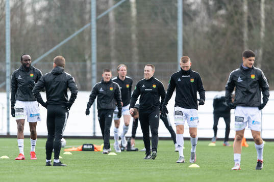 GAIS spelare värmer före fotbollsmatchen i Svenska Cupen