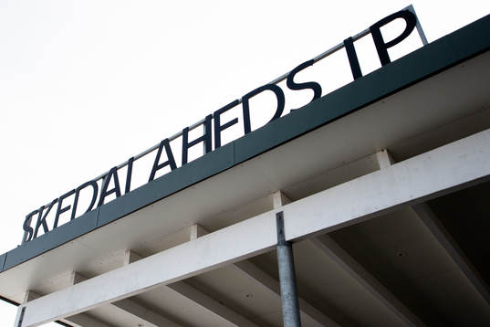 Entren till Skedalaheds IP före fotbollsmatchen i Svenska