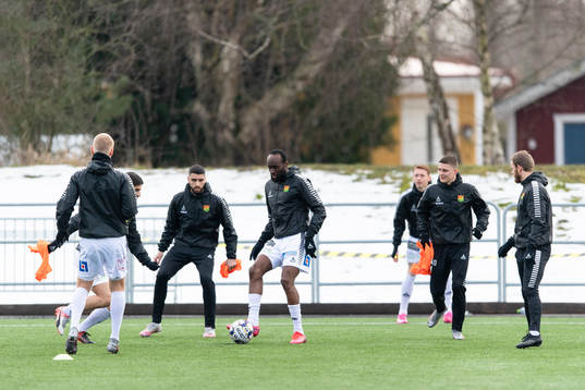 GAIS spelare värmer före fotbollsmatchen i Svenska Cupen