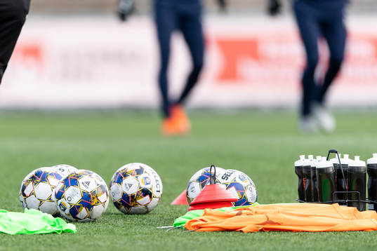 Fotbollar före fotbollsmatchen i Svenska Cupen mellan