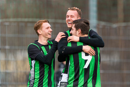 GAIS Daniel Sterner jublar med lagkamrater