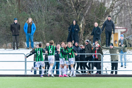 GAIS Johan Andersson jublar med lagkamrater