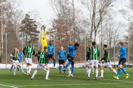 GAIS målvakt Mathias Karlsson plockar ner bollen