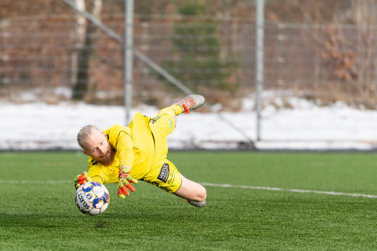GAIS målvakt Mathias Karlsson med en räddning