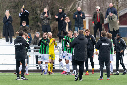 GAIS spelare tackar publiken utanför området