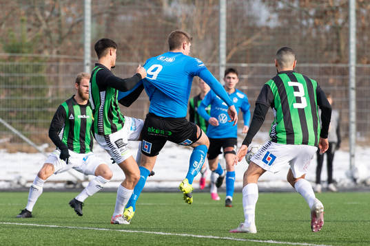 GAIS Emin Grozdanic drar Halmstads Mikael Boman i tröjan