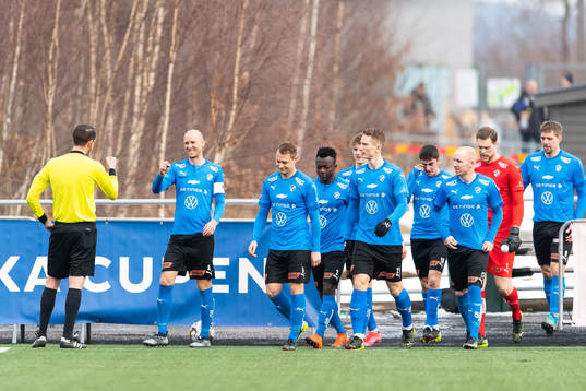 Halmstads spelare kommer in på planen före