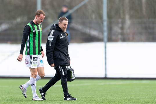 GAIS Daniel Sterner får kliva av för behandling