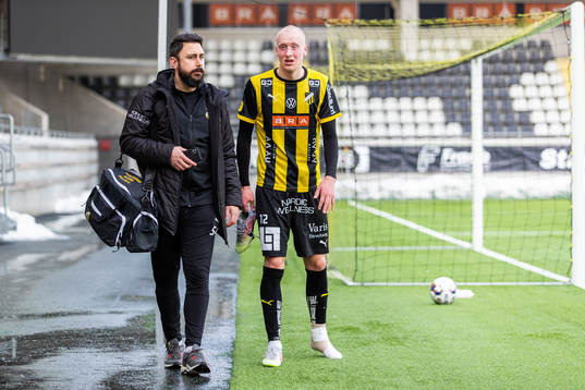 Häckens Valgeir Fredriksson lämnar plan skadad