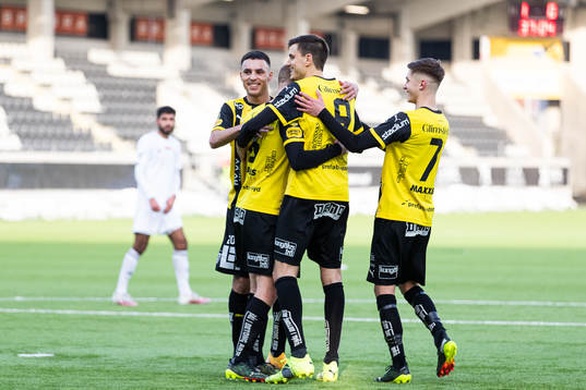 Häckens Alexander Jeremejeff  jublar med lagkamrater