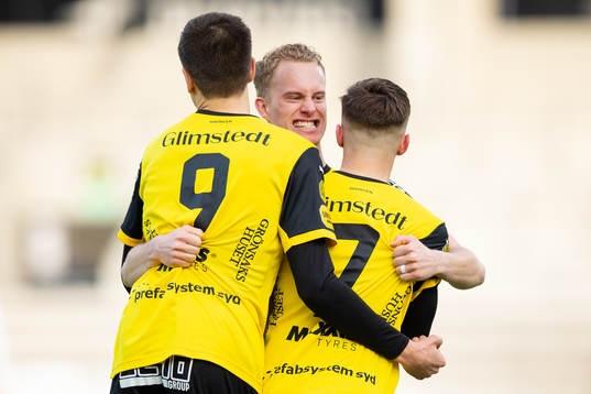 Häckens Leo Bengtsson jublar ihop med Alexander Jeremejeff