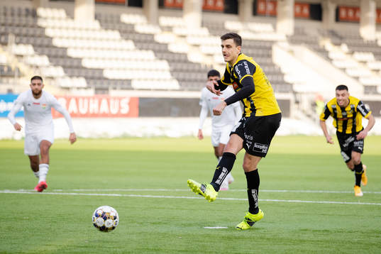 Häckens Alexander Jeremejeff  skjuter 2-0 på straff